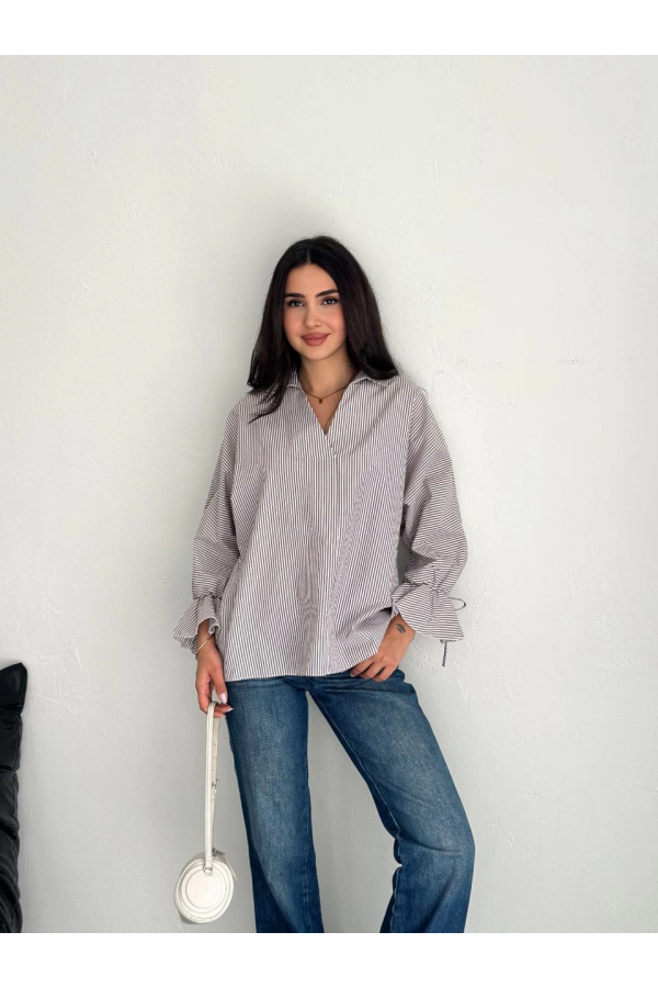 Velmora    Arkası Asimetrik Yırtmaç Kesim Detaylı Cizgili Bluz Gömlek - Gri -