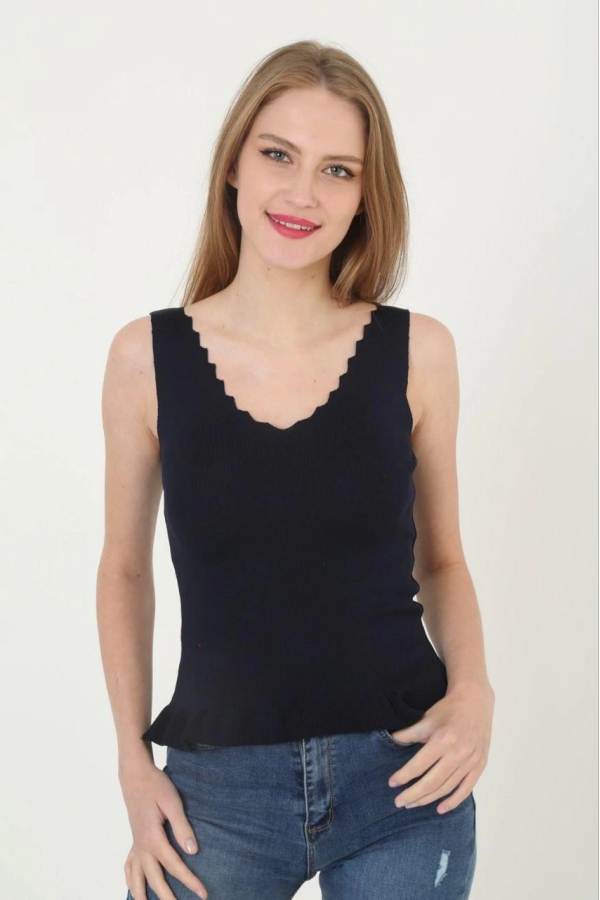 Zovva Siyah Kadın V Yaka Fırfır Detay Crop Bluz