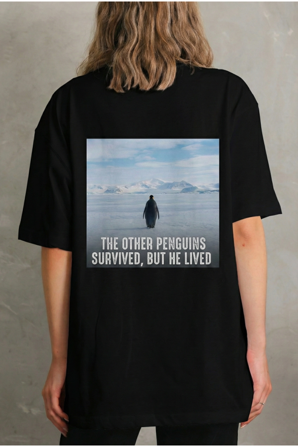 Kadın Oversize Tişört - Sırt Baskılı Survivor Penguin Temalı, Felsefi Yazılı Bisiklet yaka Tişört - Siyah