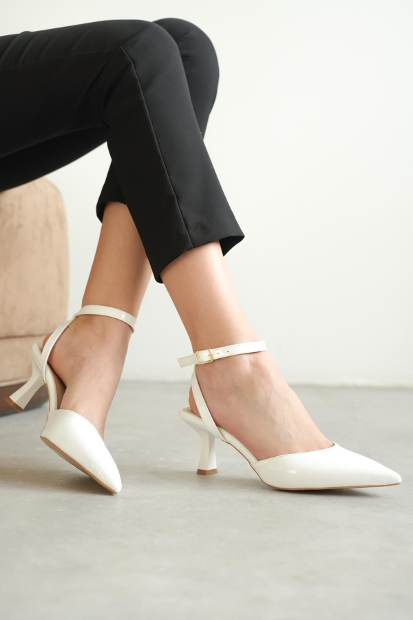 Kadın Beyaz Rugan Topuklu Ayakkabı TR03MS02B