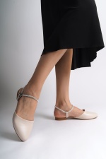 ARIANA Lastikli Ortopedik Rahat Taban Bilekten Taş Detaylı Kadın Babet Ayakkabı KT Krem