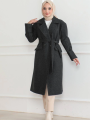 Velmora Kaşe Kaban – Uzun Boy 115 cm Kruvaze Yaka Kuşaklı Astarlı Kışlık Tesettür Kaban, Yünlü Dokuma Kaşmir Kumaş, Cepli Oversize Rahat Kalıp Şık Modern Kaban Mont Modeli (Günlük ve Özel Gün Kombinlerine Uygun) - Siyah