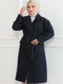 Velmora Kaşe Kaban – Uzun Boy Kruvaze Yaka Kuşaklı Tesettür Kaşe Kışlık Kaban, Astarlı Şık Yünlü Dokuma Oversize Rahat Kalıp Cepli Düğmeli Modern Kap Modeli - Lacivert