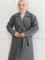 Velmora Kaşe Kaban – Uzun Boy Kruvaze Yaka Kuşaklı Tesettür Kaşe Kışlık Kaban, Astarlı Şık Yünlü Dokuma Oversize Rahat Kalıp Cepli Düğmeli Modern Kap Modeli - Gri