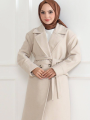 Velmora Kaşe Kaban – Uzun Boy Kruvaze Yaka Kuşaklı Tesettür Kaşe Kışlık Kaban, Astarlı Şık Yünlü Dokuma Oversize Rahat Kalıp Cepli Düğmeli Modern Kap Modeli - Bej
