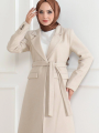 Kaşe Kaban – Uzun Boy Kruvaze Yaka, Kuşaklı Tesettür Kışlık Kaban, Astarlı Şık Yünlü Dokuma Oversize Rahat Kalıp, Cepli Modern Kaşe Mont Modeli - Bej