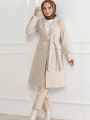 Kaşe Kaban – Uzun Boy Kruvaze Yaka, Kuşaklı Tesettür Kışlık Kaban, Astarlı Şık Yünlü Dokuma Oversize Rahat Kalıp, Cepli Modern Kaşe Mont Modeli - Bej