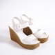 PERLA Tokalı Lastikli Dolgu Topuklu Ortopedik Taban Hasır Görünümlü Kadın Sandalet KT Beyaz