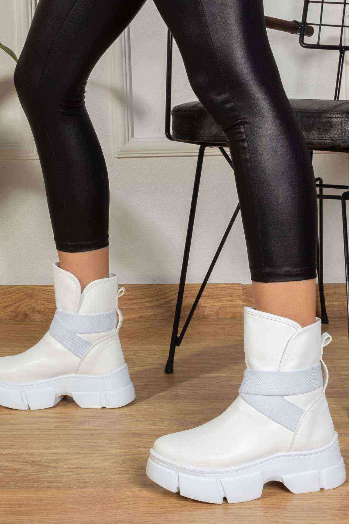 İçi Kürklü Beyaz Deri  Kadın Bot - Lucca