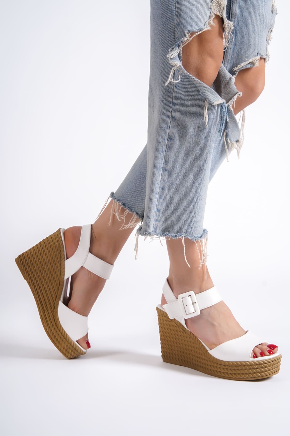 PERLA Tokalı Lastikli Dolgu Topuklu Ortopedik Taban Hasır Görünümlü Kadın Sandalet KT Beyaz