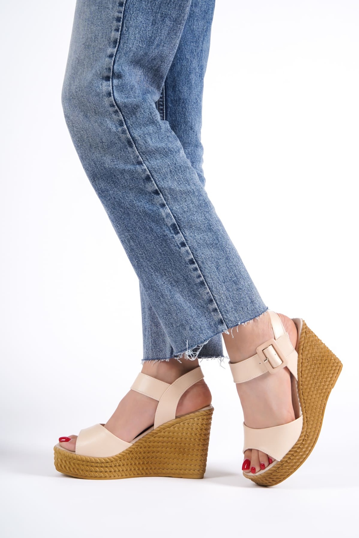 PERLA Tokalı Lastikli Dolgu Topuklu Ortopedik Taban Hasır Görünümlü Kadın Sandalet KT Ten