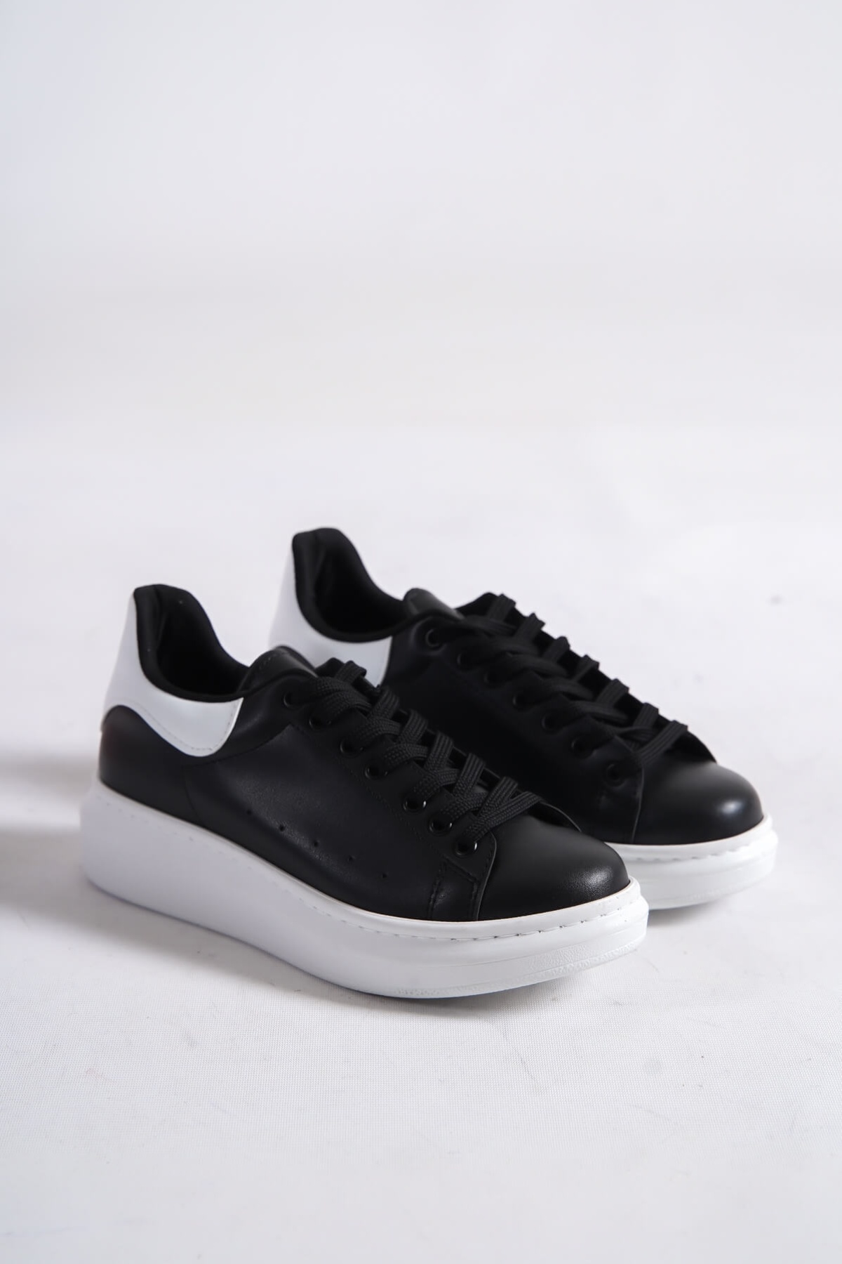 Arimas Beyaz Detaylı Siyah Spor Ayakkabı