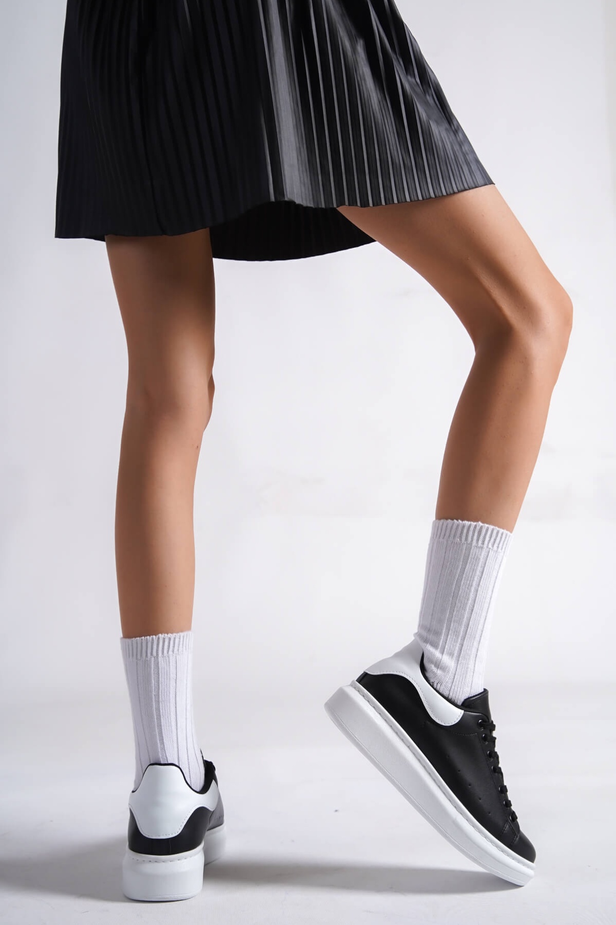 Arimas Beyaz Detaylı Siyah Spor Ayakkabı