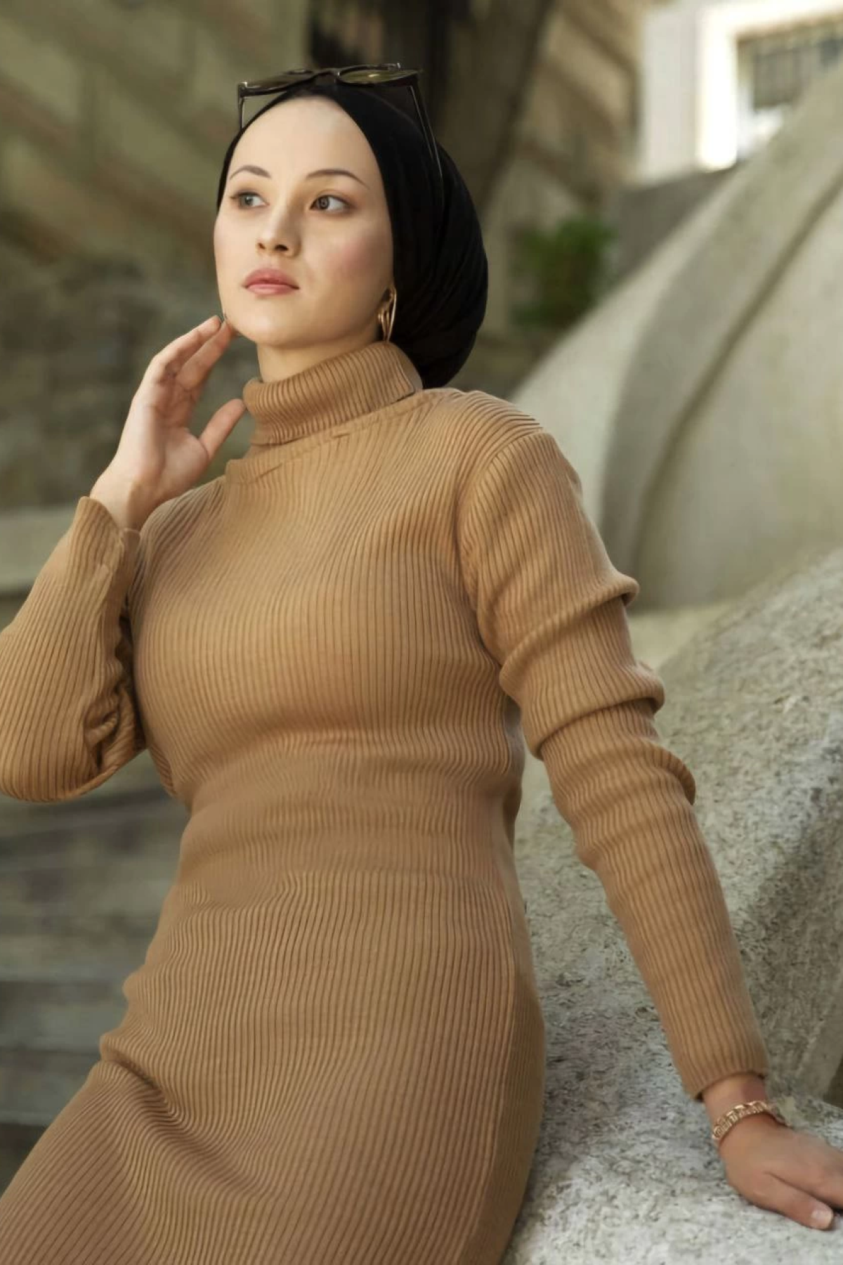 Premium Boğazlı Uzun Fitilli Triko Dokuma Tesettür Elbise - Kahverengi
