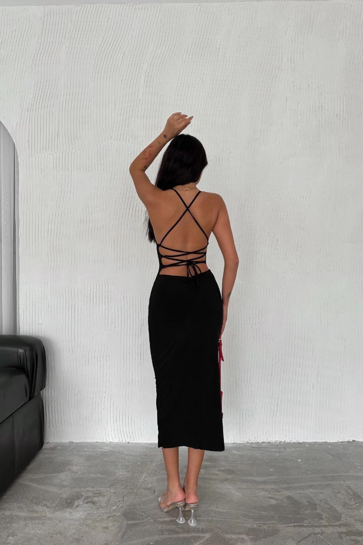 Sırt Bağlamalı Derin Yirtmaç Askılı Elbise - Siyah