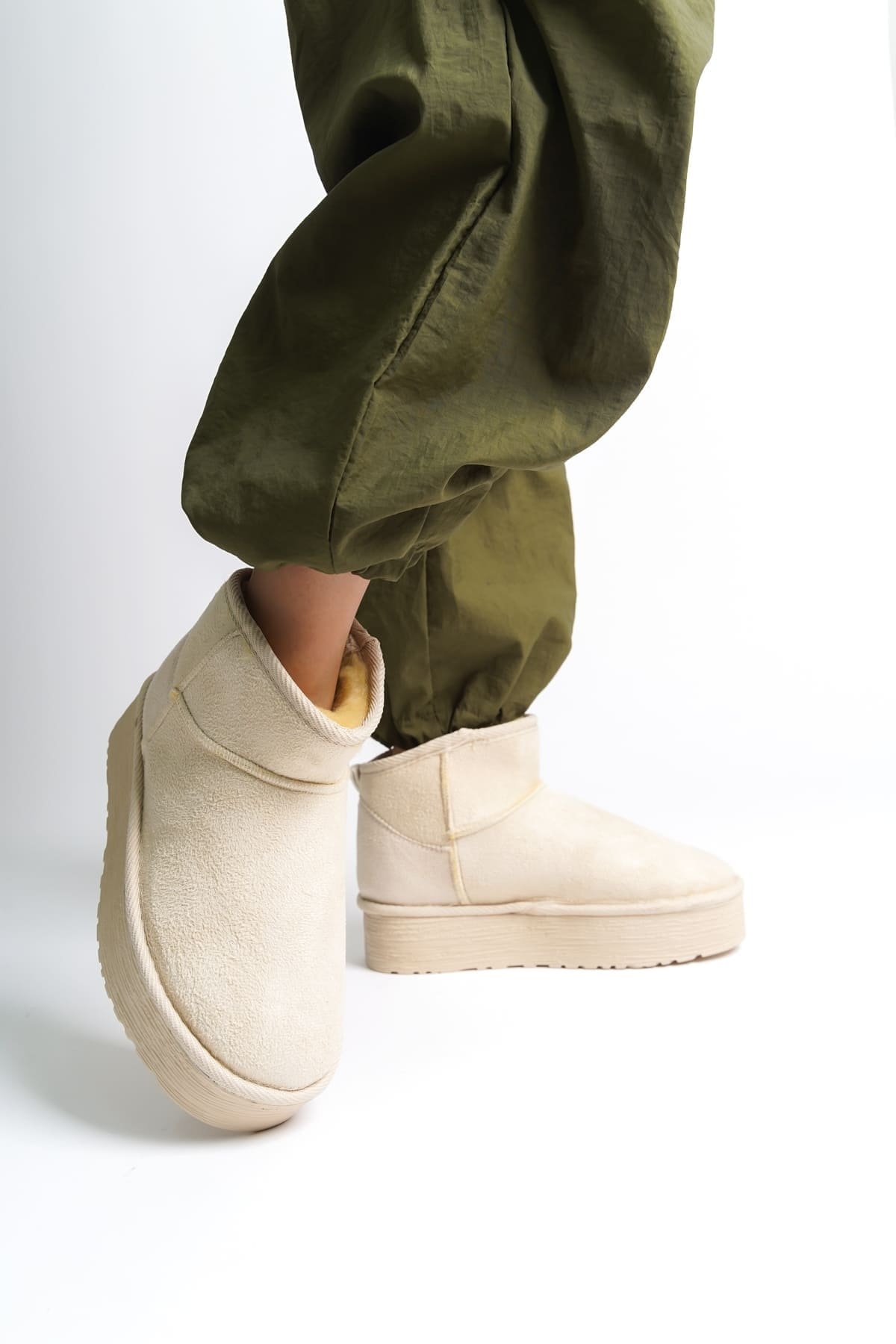 AMELİA Bağcıksız Düz ve Kalın Taban İçi Kürklü Kısa Süet Kadın Bot KT Krem