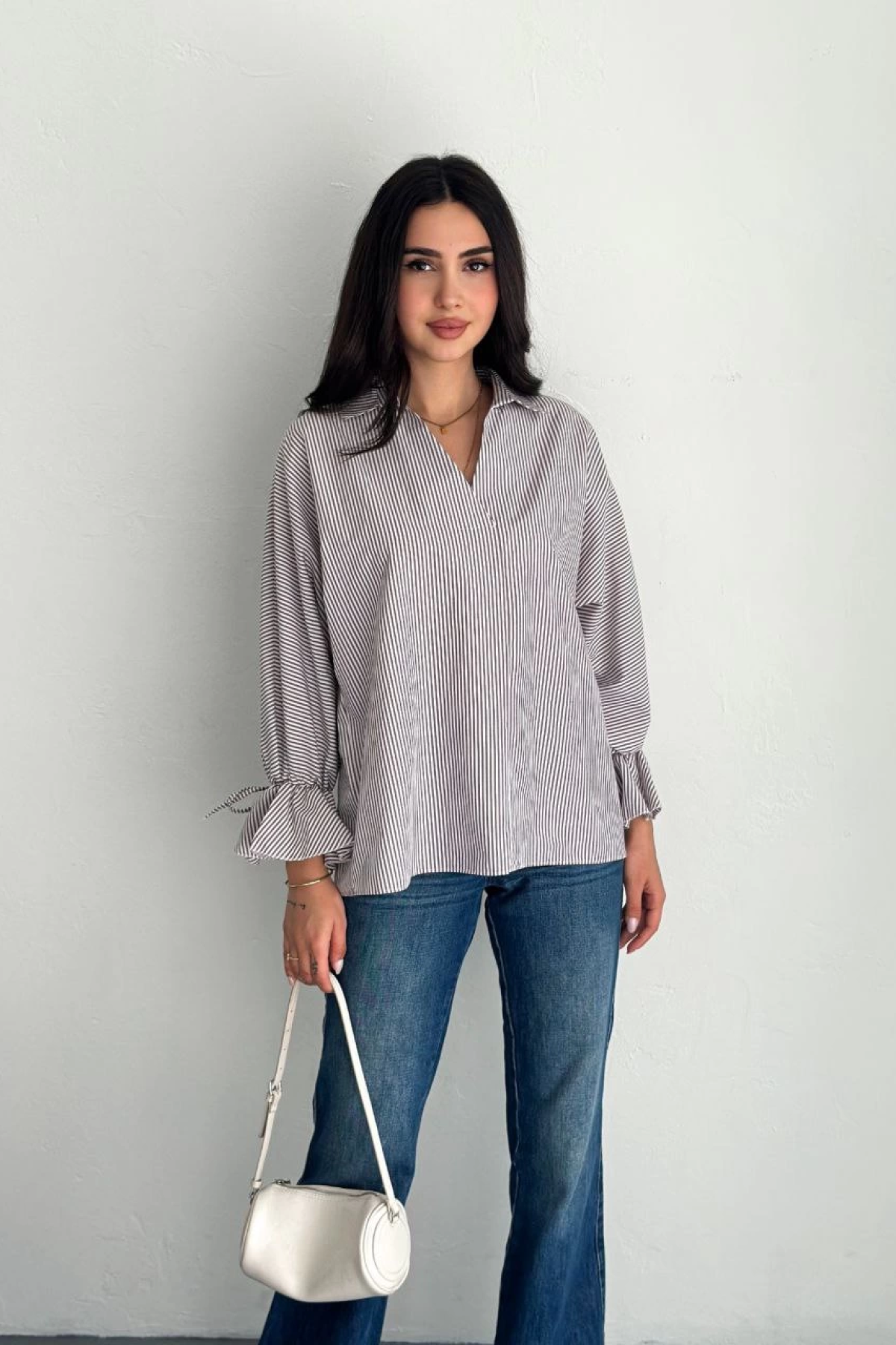 Velmora    Arkası Asimetrik Yırtmaç Kesim Detaylı Cizgili Bluz Gömlek - Gri -