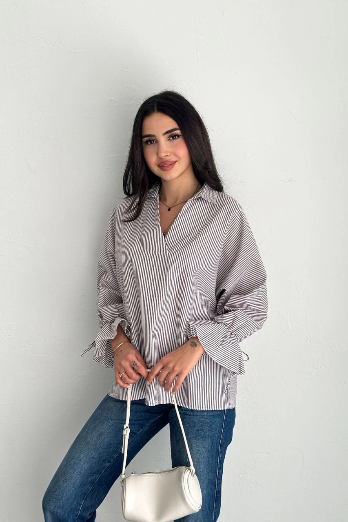 Velmora    Arkası Asimetrik Yırtmaç Kesim Detaylı Cizgili Bluz Gömlek - Gri -