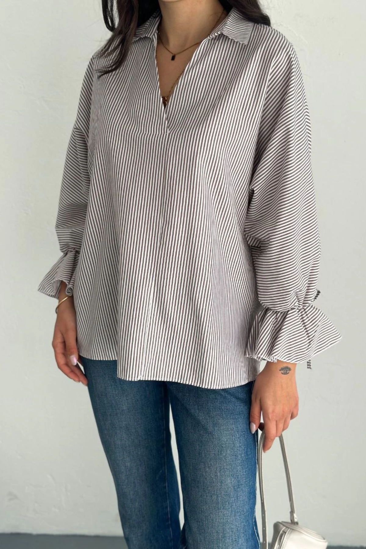 Velmora    Arkası Asimetrik Yırtmaç Kesim Detaylı Cizgili Bluz Gömlek - Gri -