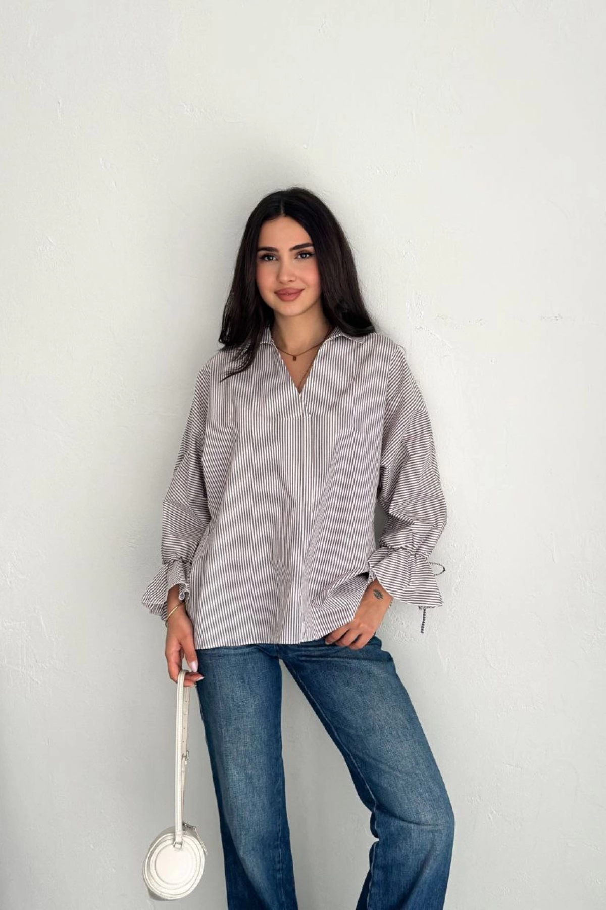 Velmora    Arkası Asimetrik Yırtmaç Kesim Detaylı Cizgili Bluz Gömlek - Gri -