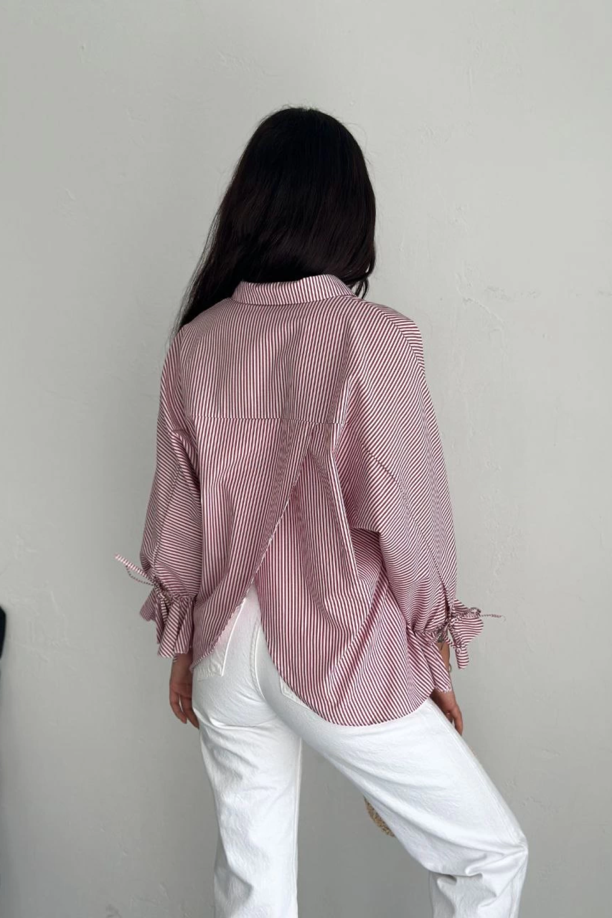Velmora    Arkası Asimetrik Yırtmaç Kesim Detaylı Cizgili Bluz Gömlek - Bordo -