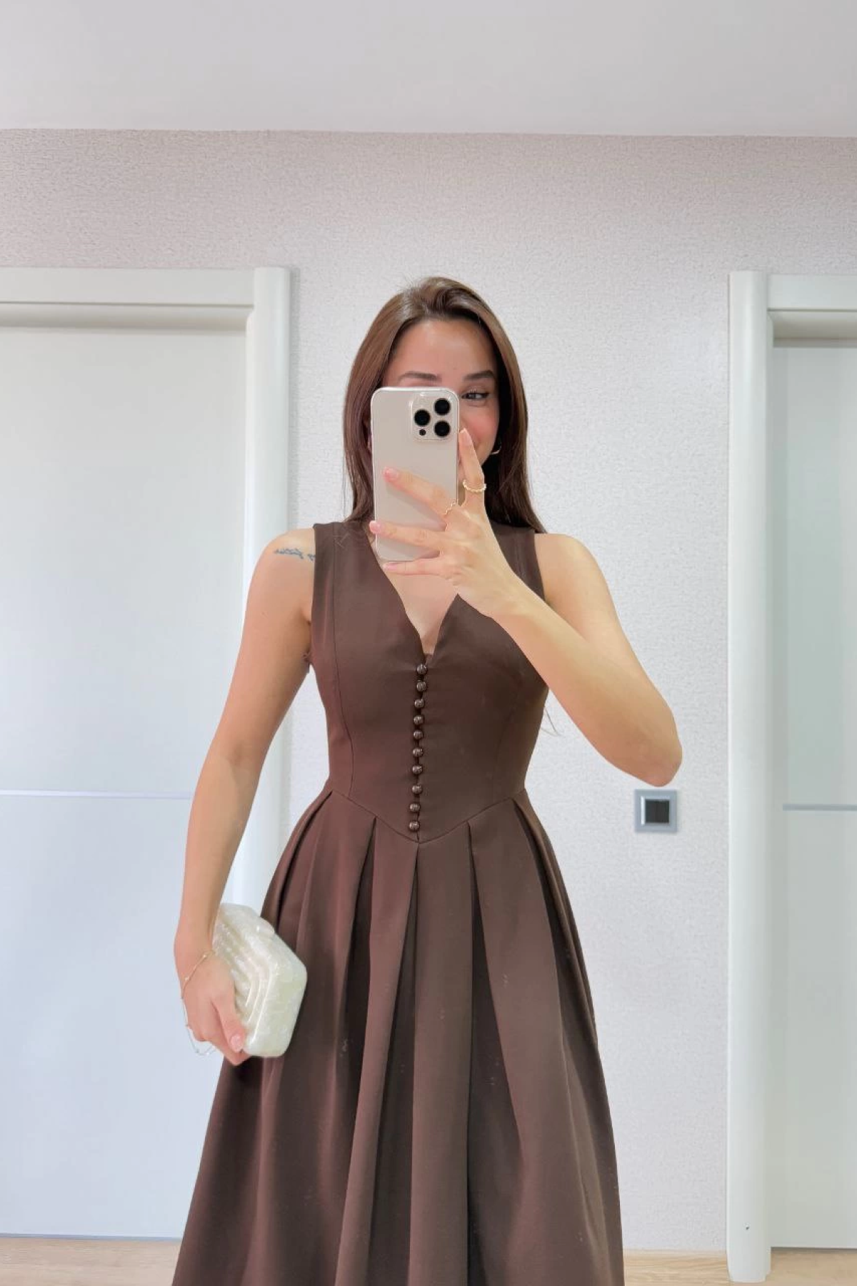 V yaka Krep Arka Ön Pens Detaylı Uzun Kolsuz Elbise- Kahverengi -