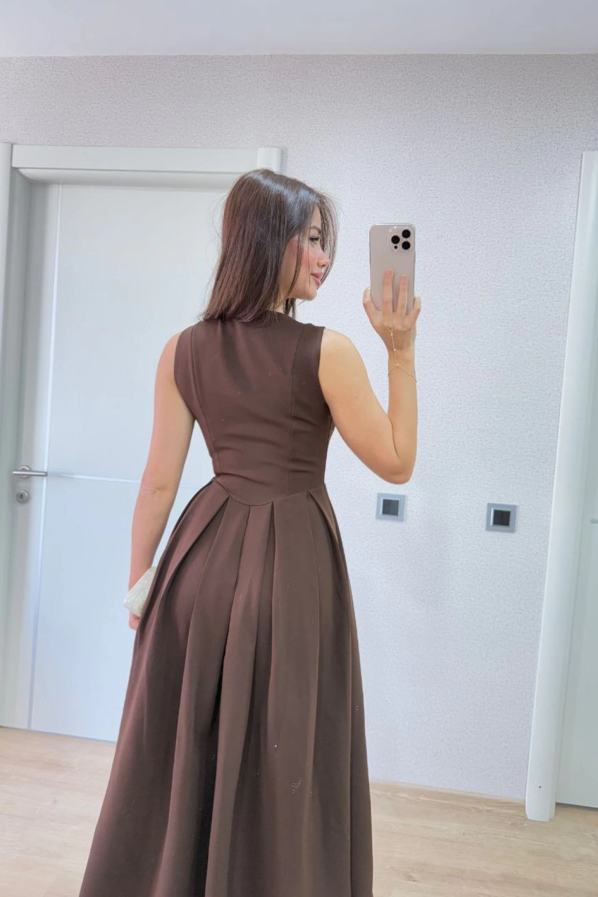 V yaka Krep Arka Ön Pens Detaylı Uzun Kolsuz Elbise- Kahverengi -