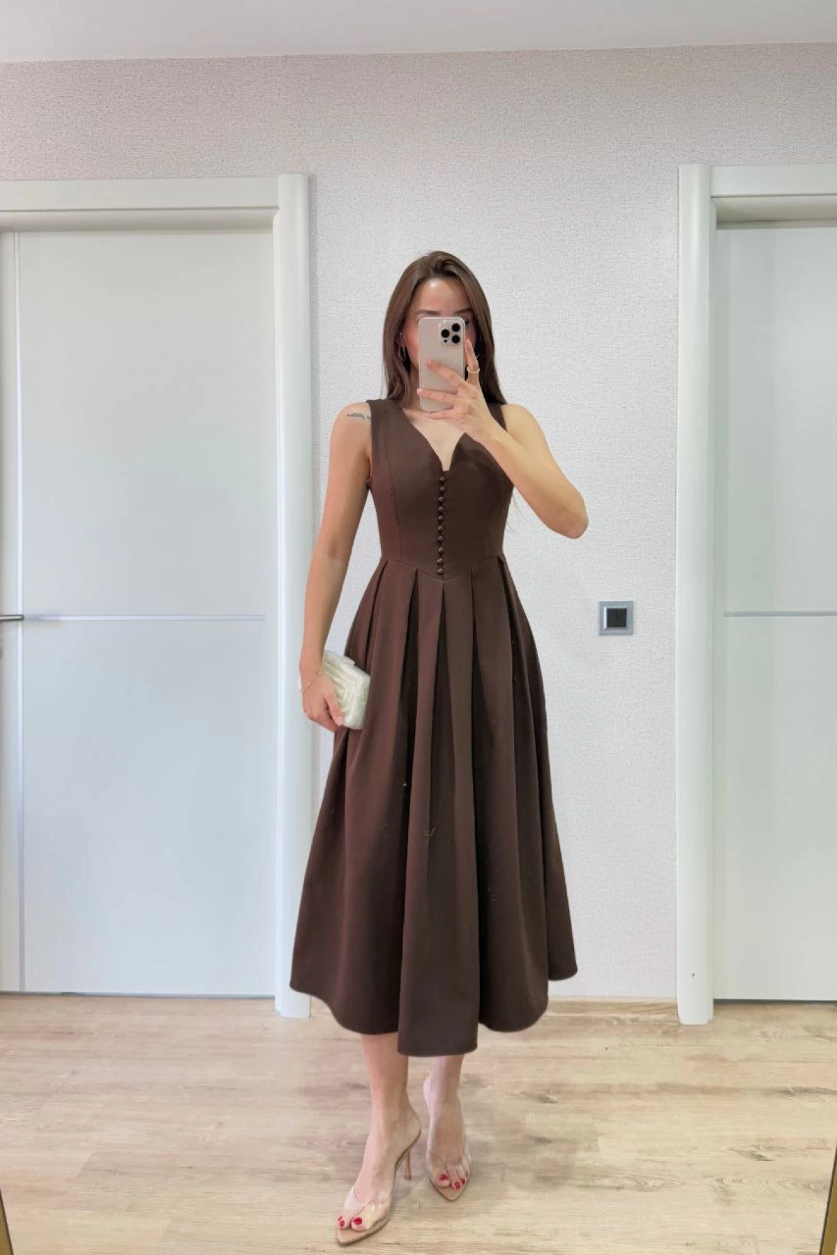 V yaka Krep Arka Ön Pens Detaylı Uzun Kolsuz Elbise- Kahverengi -