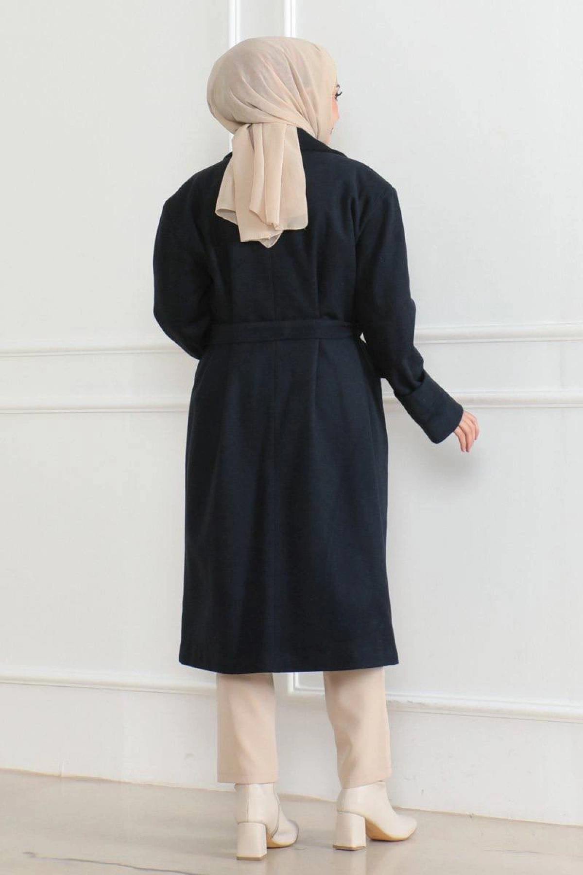 Velmora Kaşe Kaban – Uzun Boy Kruvaze Yaka Kuşaklı Tesettür Kaşe Kışlık Kaban, Astarlı Şık Yünlü Dokuma Oversize Rahat Kalıp Cepli Düğmeli Modern Kap Modeli - Lacivert