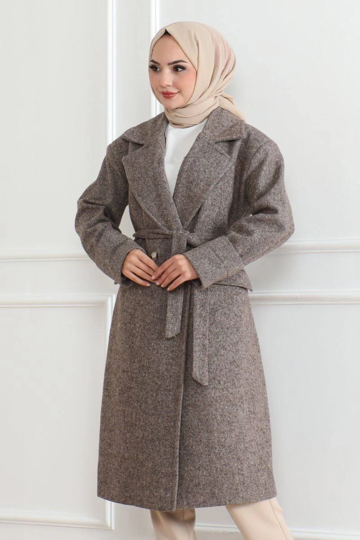Kaşe Kaban – Uzun Boy Kruvaze Yaka Kuşaklı Tesettür Kaşe Kışlık Kaban, Astarlı Şık Yünlü Dokuma Oversize Rahat Kalıp Cepli Düğmeli Modern Kap Modeli - Vizon
