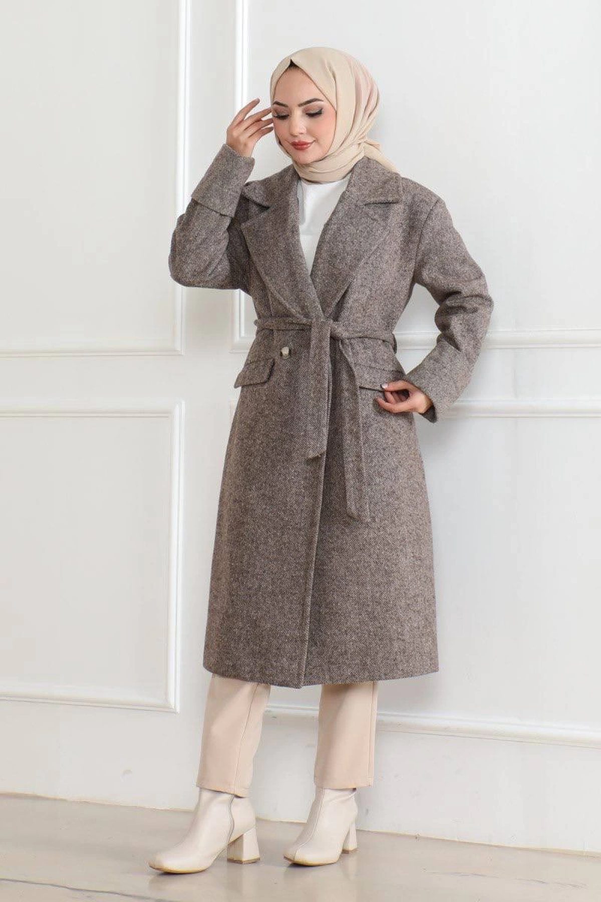 Kaşe Kaban – Uzun Boy Kruvaze Yaka Kuşaklı Tesettür Kaşe Kışlık Kaban, Astarlı Şık Yünlü Dokuma Oversize Rahat Kalıp Cepli Düğmeli Modern Kap Modeli - Vizon