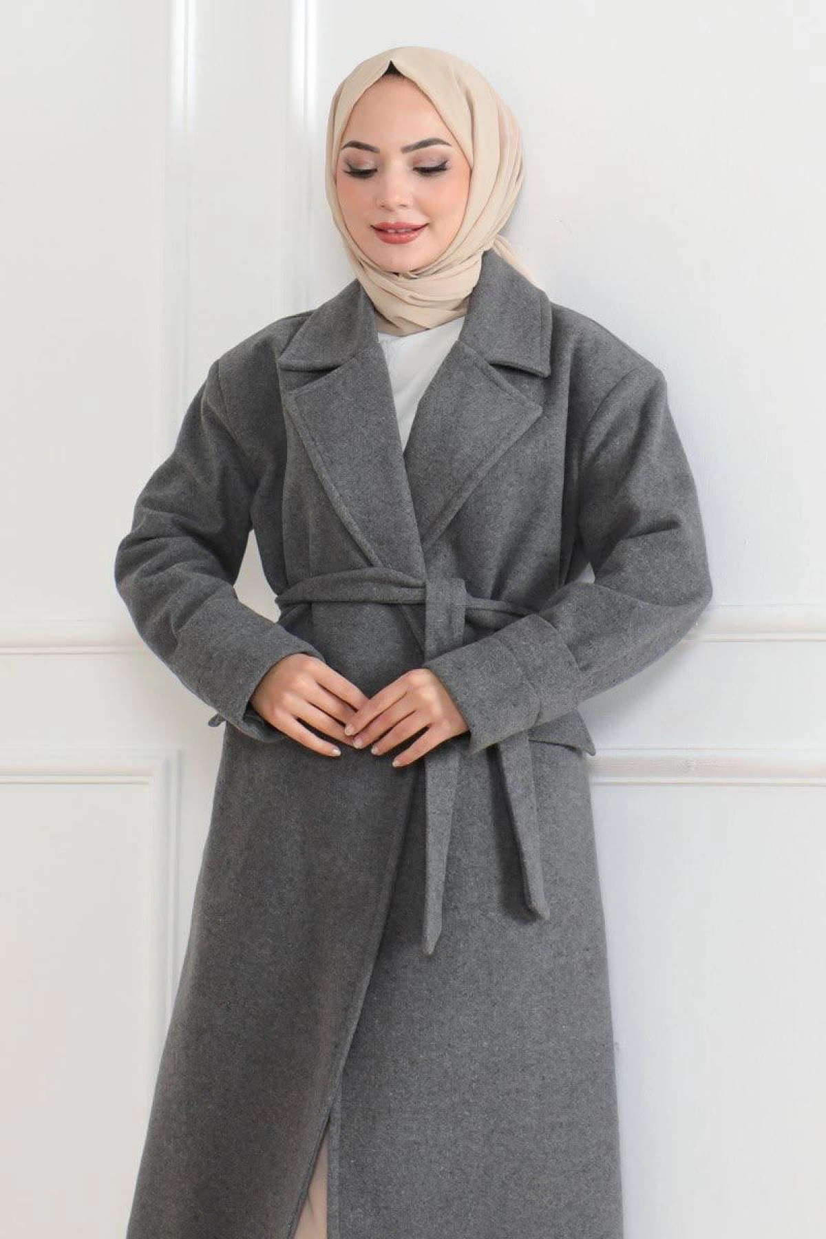 Velmora Kaşe Kaban – Uzun Boy Kruvaze Yaka Kuşaklı Tesettür Kaşe Kışlık Kaban, Astarlı Şık Yünlü Dokuma Oversize Rahat Kalıp Cepli Düğmeli Modern Kap Modeli - Gri