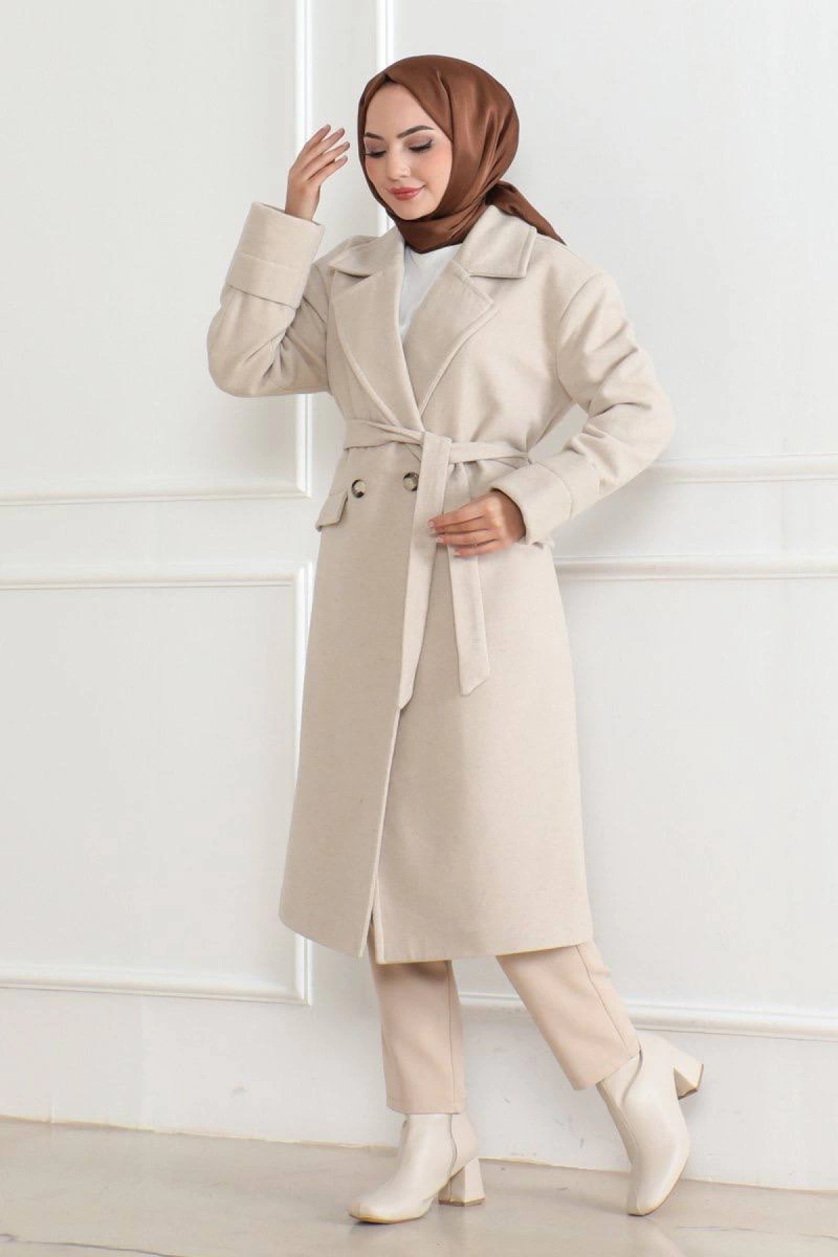 Velmora Kaşe Kaban – Uzun Boy Kruvaze Yaka Kuşaklı Tesettür Kaşe Kışlık Kaban, Astarlı Şık Yünlü Dokuma Oversize Rahat Kalıp Cepli Düğmeli Modern Kap Modeli - Bej