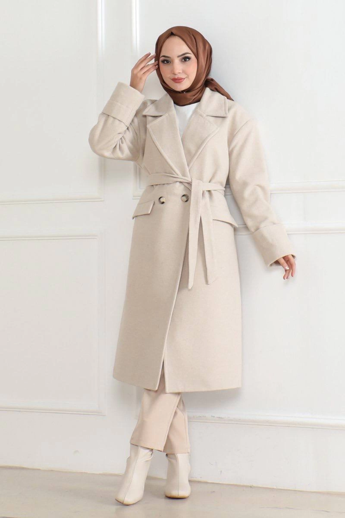 Velmora Kaşe Kaban – Uzun Boy Kruvaze Yaka Kuşaklı Tesettür Kaşe Kışlık Kaban, Astarlı Şık Yünlü Dokuma Oversize Rahat Kalıp Cepli Düğmeli Modern Kap Modeli - Bej