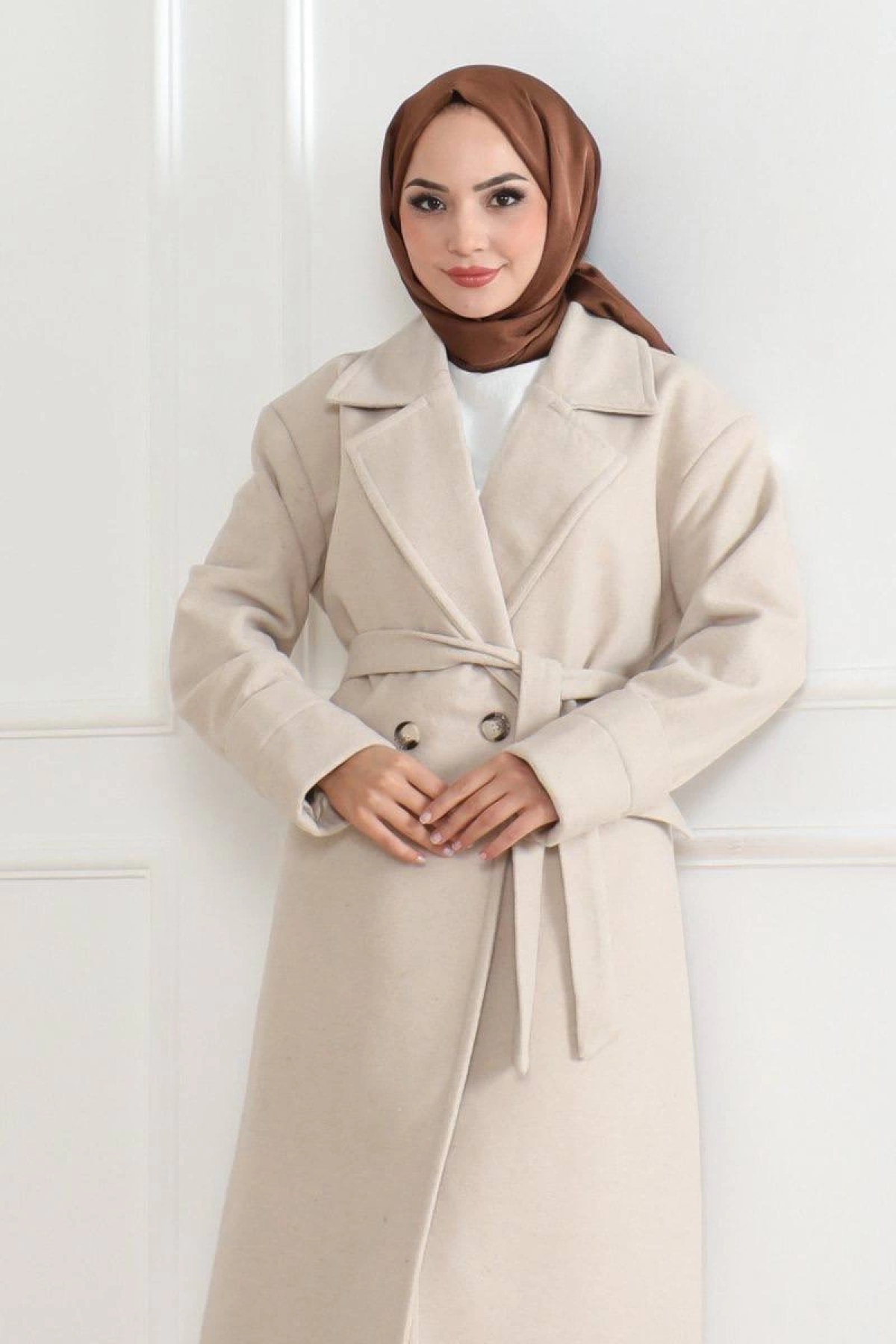 Velmora Kaşe Kaban – Uzun Boy Kruvaze Yaka Kuşaklı Tesettür Kaşe Kışlık Kaban, Astarlı Şık Yünlü Dokuma Oversize Rahat Kalıp Cepli Düğmeli Modern Kap Modeli - Bej