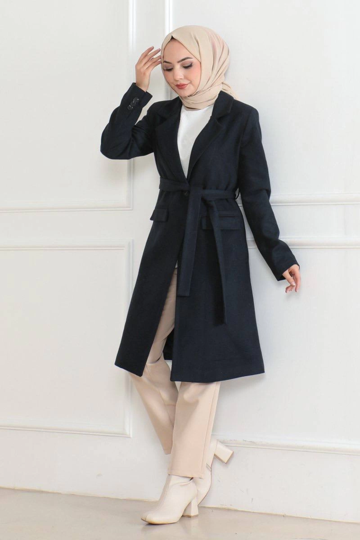 Velmora Kaşe Kaban – Uzun Boy Kruvaze Yaka, Kuşaklı Tesettür Kışlık Kaban, Astarlı Şık Yünlü Dokuma Oversize Rahat Kalıp, Cepli Modern Kaşe Mont Modeli - Lacivert