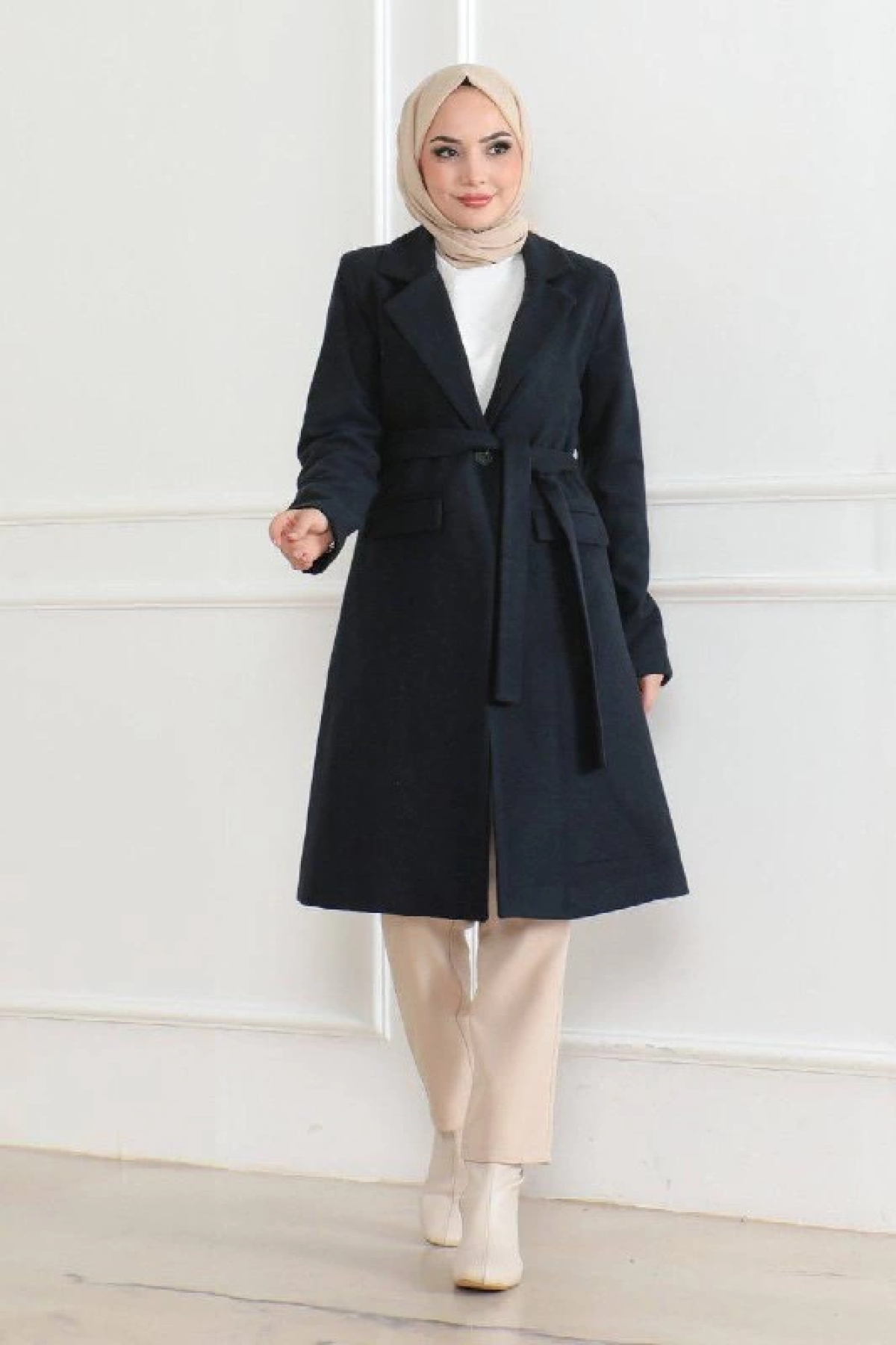Velmora Kaşe Kaban – Uzun Boy Kruvaze Yaka, Kuşaklı Tesettür Kışlık Kaban, Astarlı Şık Yünlü Dokuma Oversize Rahat Kalıp, Cepli Modern Kaşe Mont Modeli - Lacivert