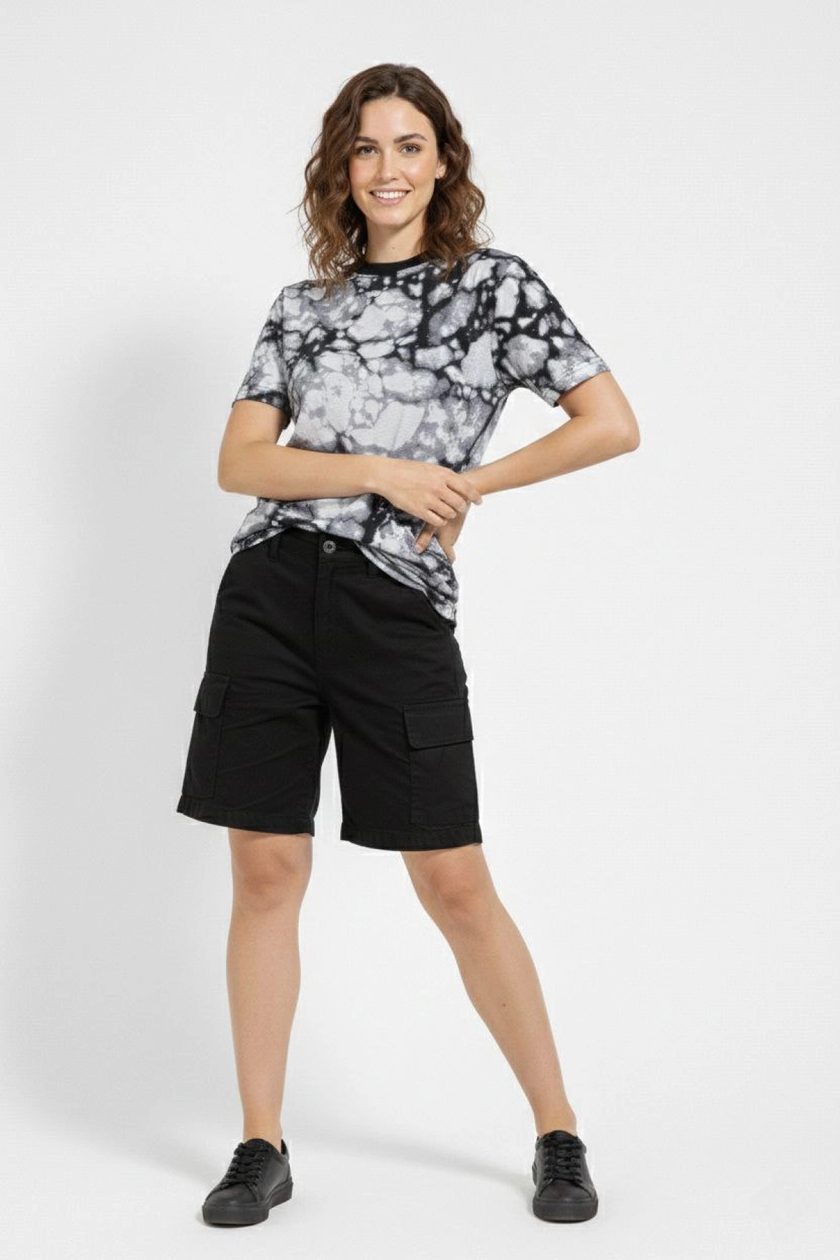 Kadın Siyah Gri Taş Desenli Tişört – Regular kalıp, Bisiklet Yaka, Dijital Baskılı Modern Tasarım T-Shirt - Siyah