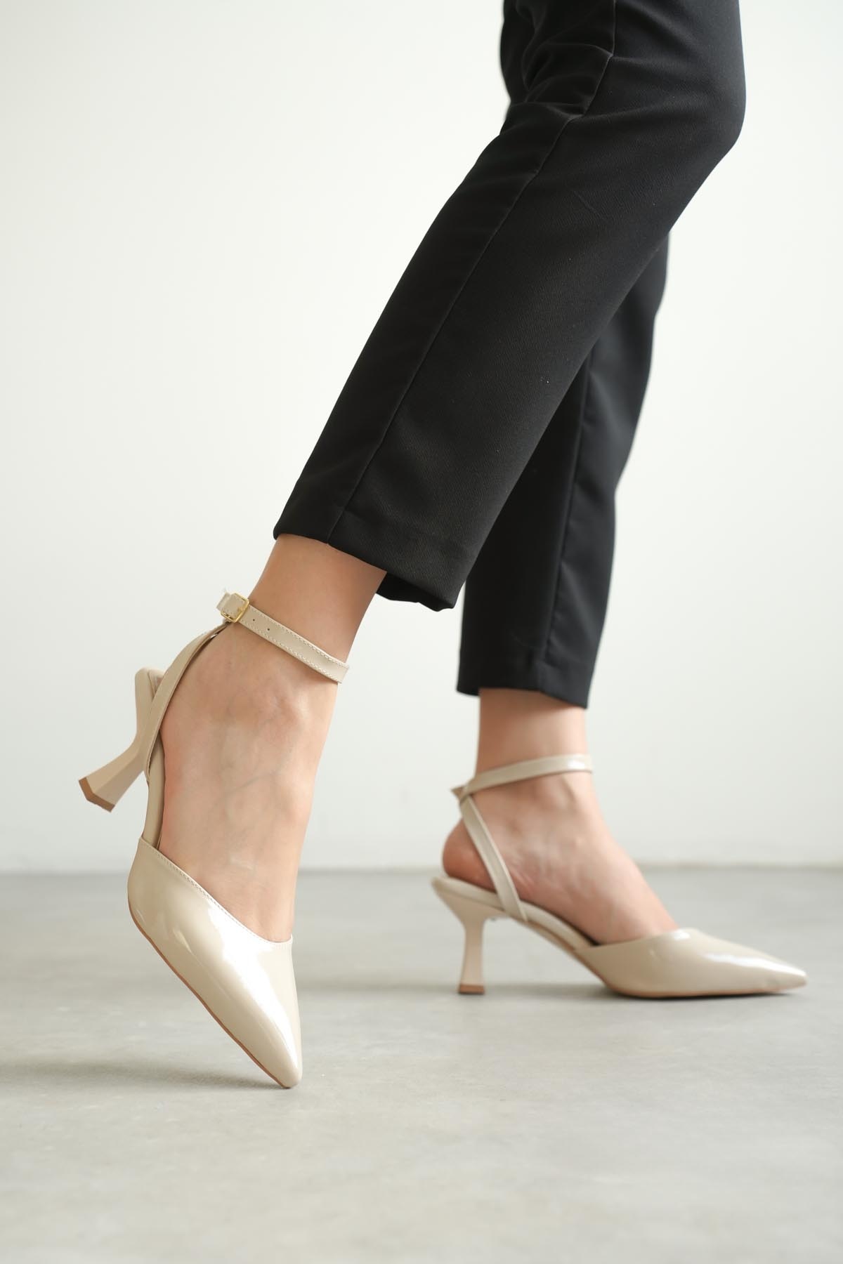 Kadın Bej Rugan Topuklu Ayakkabı TR03MS02C