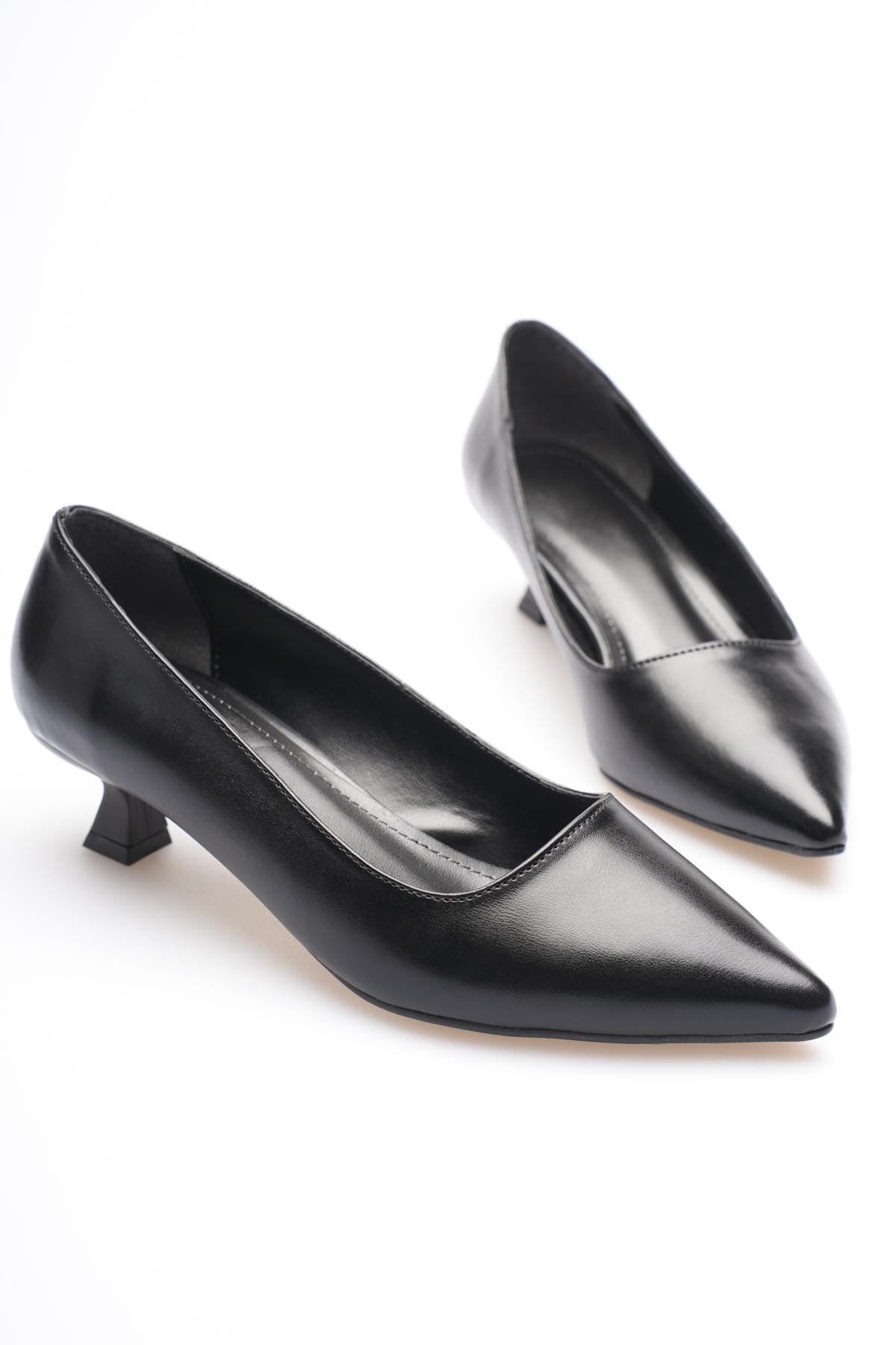 Siyah Kadın Günlük Kısa Topuklu Stiletto Ayakkabı TR20MS03A