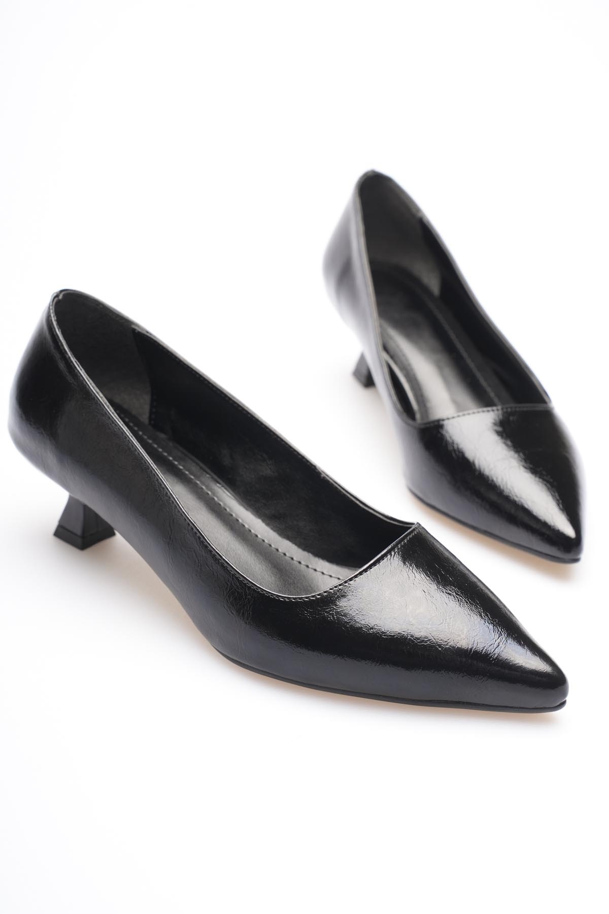 Kadın Siyah Kırışık Rugan Kısa Topuklu Stiletto Ayakkabı TR20MS03C