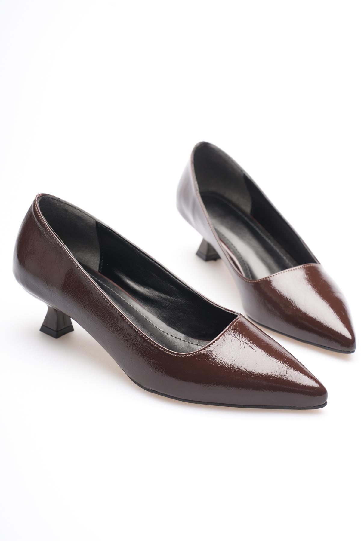 Kadın Acı Kahve Kırışık Rugan Kısa Topuklu Stiletto Ayakkabı TR20MS03D