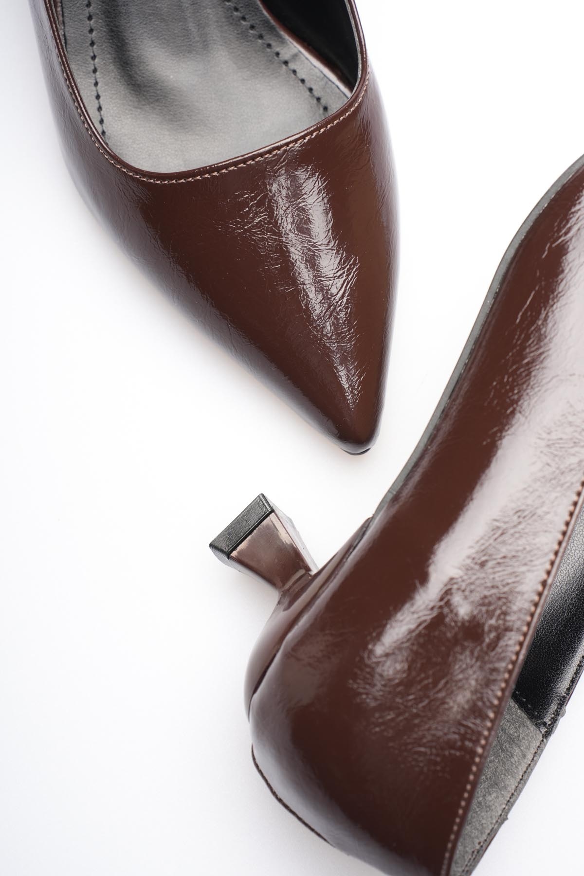 Kadın Acı Kahve Kırışık Rugan Kısa Topuklu Stiletto Ayakkabı TR20MS03D