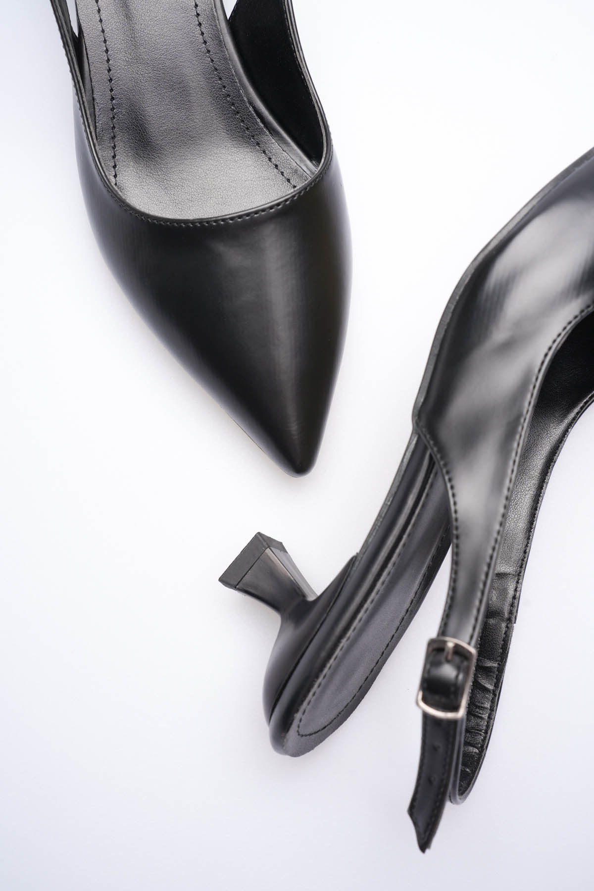 Kadın Siyah Sivri Burun Slingback Kısa Topuklu Ayakkabı TR20MS04A
