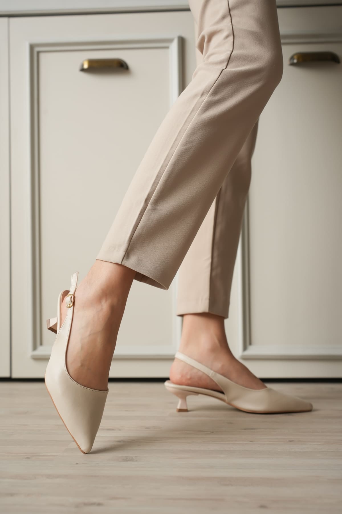 Kadın Bej Sivri Burun Slingback Kısa Topuklu Ayakkabı TR20MS04B