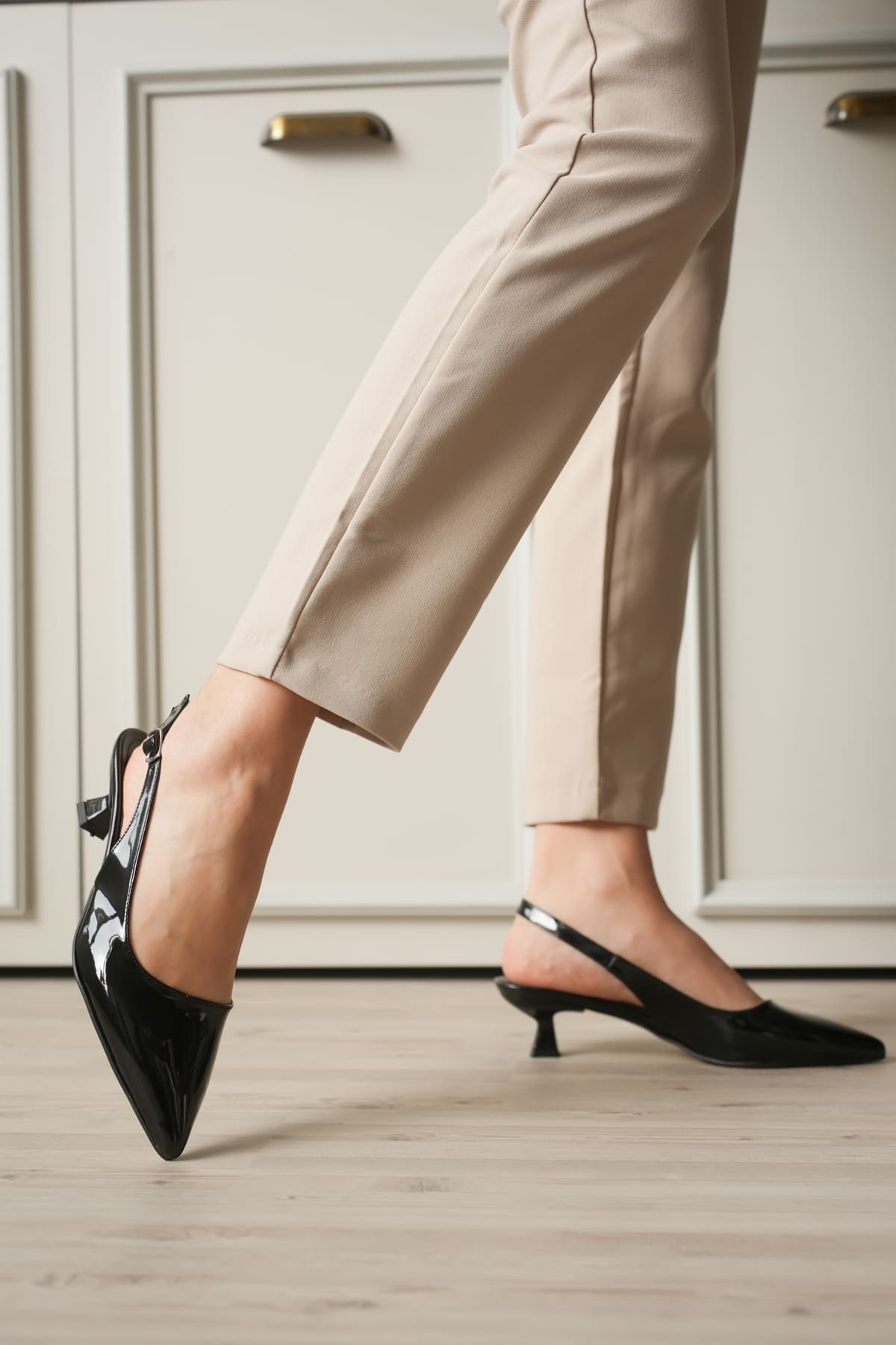 Kadın Siyah Rugan Sivri Burun Slingback Kısa Topuklu Ayakkabı TR20MS04E