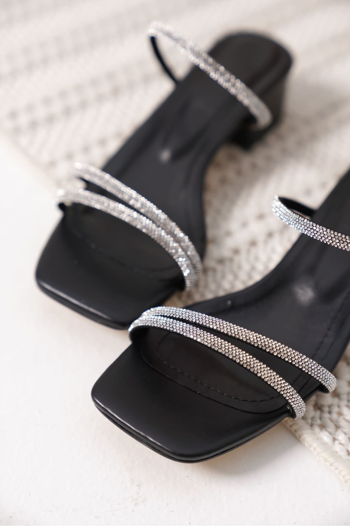 Zunora Kadın Kalın Topuklu Siyah Terlik - Şık ve Rahat Tasarım Günlük Terlik