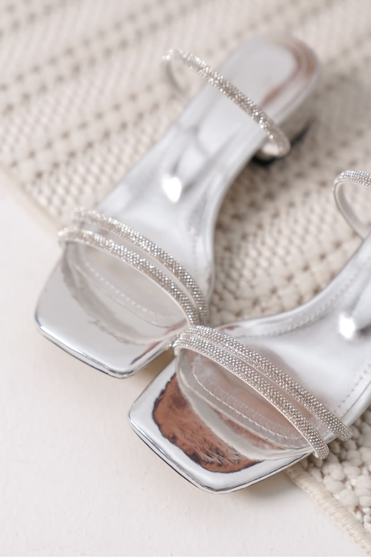 Zunora Kadın Kalın Topuklu Gümüş Terlik - Şık ve Rahat Tasarım Günlük Terlik