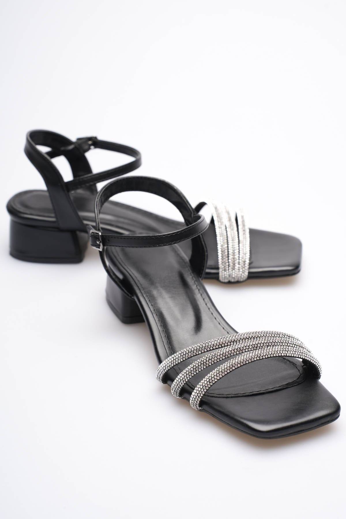 Kadın Siyah Taş Detaylı Kalın Topuklu Şık Sandalet TR20MY26A