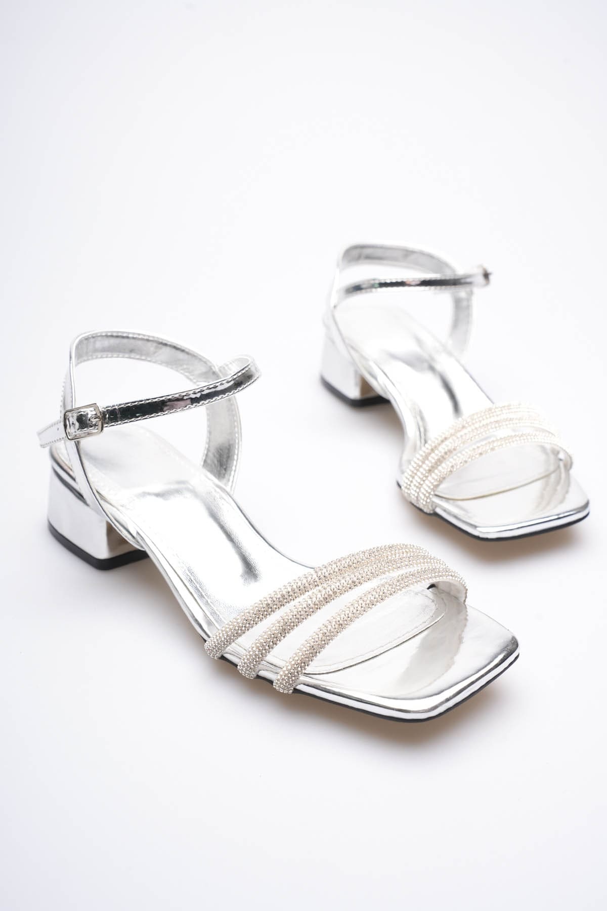 Kadın Gümüş Taş Detaylı Kalın Topuklu Şık Sandalet TR20MY26E